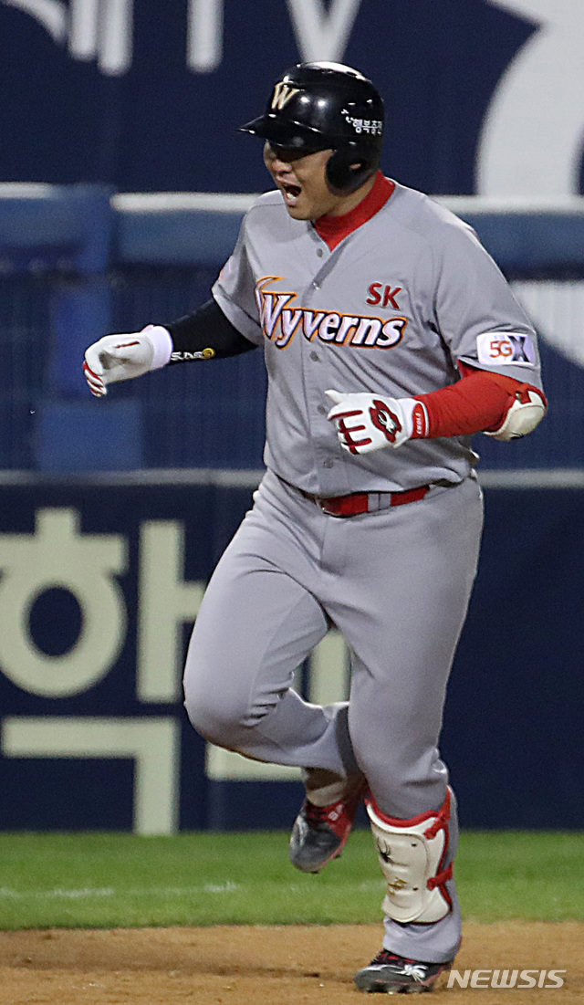 【서울=뉴시스】김진아 기자 = 12일 오후 서울 송파구 잠실야구장에서 열린 2018 프로야구 두산 베어스와 SK 와이번스의 한국시리즈 6차전 경기, 9회초 2사에서 SK 최정이 동점 솔로 홈런을 친 후 그라운드를 달리고 있다. 2018.11.12. bluesoda@newsis.com