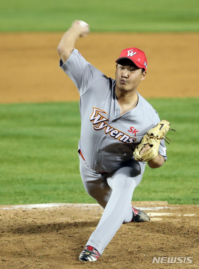 【서울=뉴시스】박영태 기자 = 12일 오후 서울 송파구 잠실야구장에서 열린 2018 프로야구 두산 베어스와 SK 와이번스의 한국시리즈 6차전 경기, 두산 10회말 공격때 SK 정영일이 마운드에 올라 투구하고 있다. 2018.11.12.since1999@newsis.com