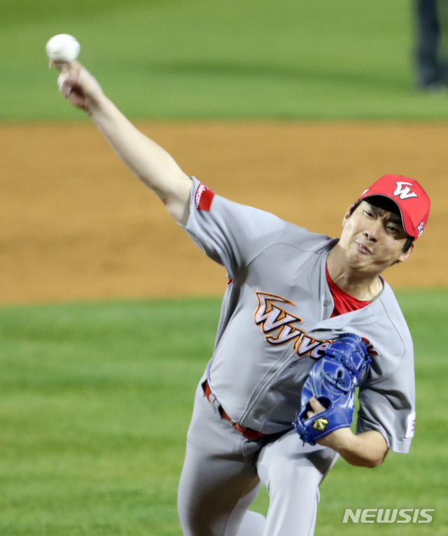 【서울=뉴시스】박영태 기자 = 12일 오후 서울 송파구 잠실야구장에서 열린 2018 프로야구 두산 베어스와 SK 와이번스의 한국시리즈 6차전 경기, 두산 12회말 SK 문승원이 등판해 투구하고 있다. 2018.11.12.since1999@newsis.com