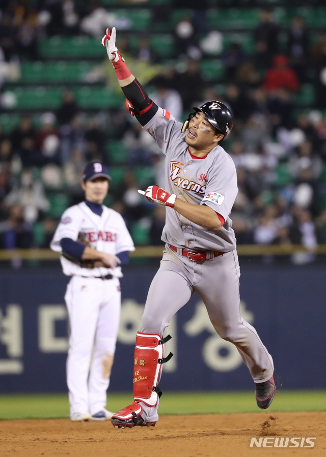 【서울=뉴시스】고승민 기자 = 12일 오후 서울 잠실야구장에서 열린 2018 KBO 한국시리즈 SK와이번스 대 두산 베어스 6차전 경기, 연장 13회초 SK 공격 2사 상황 2번타자 한동민이 우중간 홈런을 날리고 기뻐하고 있다. 2018.11.12.kkssmm99@newsis.com