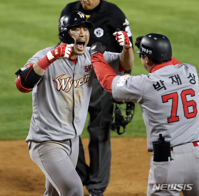 【서울=뉴시스】박영태 기자 = 12일 오후 서울 송파구 잠실야구장에서 열린 2018 프로야구 두산 베어스와 SK 와이번스의 한국시리즈 6차전 경기, SK 13회초 2사 2번 한동민이 솔로포를 날리고 환호하고 있다. 2018.11.12.since1999@newsis.com