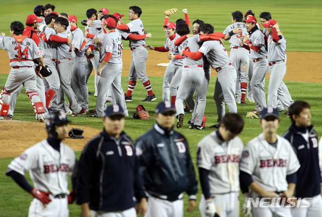 【서울=뉴시스】박영태 기자 = 12일 오후 서울 송파구 잠실야구장에서 열린 2018 프로야구 두산 베어스와 SK 와이번스의 한국시리즈 6차전 경기, SK 김광현이 13회말 2사 5번 박건우를 삼진 아웃처리 한후 선수들과 우승 환호하고 있다. 2018.11.12. since1999@newsis.com