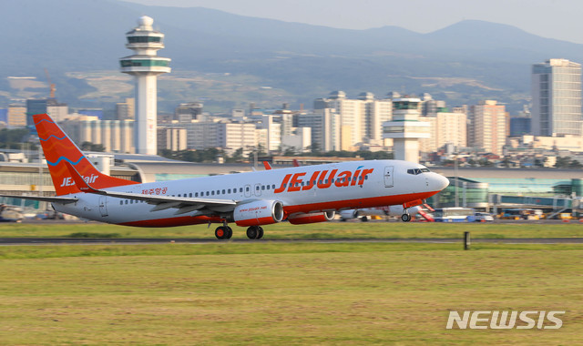 【제주=뉴시스】우장호 기자 = 제주국제공항에서 이륙하는 제주항공 여객기. 2018.11.13. woo1223@newsis.com 
