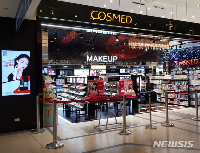 【서울=뉴시스】대만 코스메드 플래그십 매장에 입점한 웨이크메이크. 2018.11.13.(사진= 올리브영 제공) photo@newsis.com