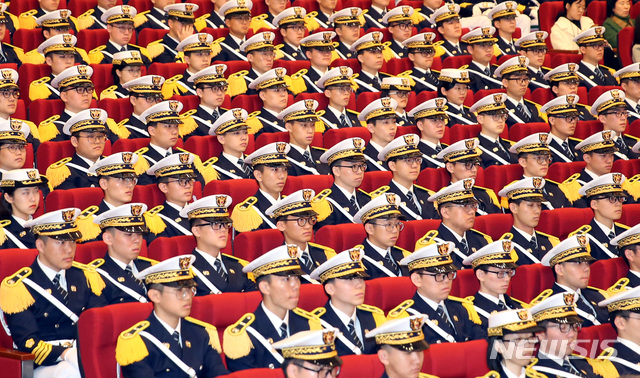 【서울=뉴시스】 지난 2월26일 충남 아산 경찰대학에서 열린 2018학년도 입학식에 참석한 신입생들.(사진=경찰대 제공)