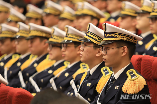 【서울=뉴시스】 지난 2월26일 충남 아산 경찰대학에서 열린 2018학년도 입학식에 참석한 신입생들(사진=경찰대 제공)