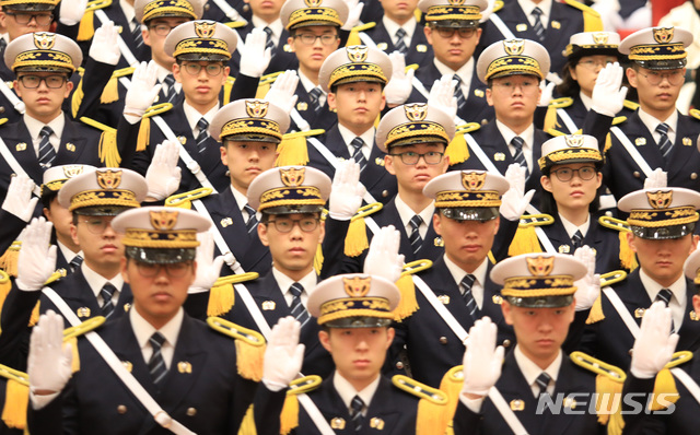 【서울=뉴시스】 지난 2월26일 충남 아산 경찰대학에서 열린 2018학년도 입학식에 참석한 신입생들(사진=경찰대 제공)