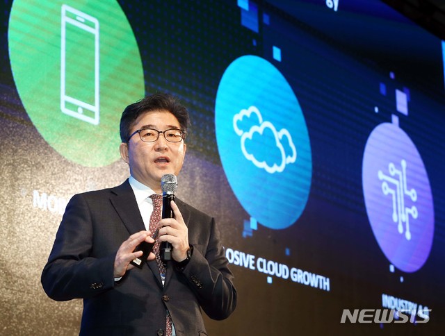 【서울=뉴시스】최선윤 기자 = 전인호 VMware Korea 사장이 13일 삼성동 코엑스에서 개최된 'vFORUM 2018'에서 환영사를 전하고 있다. csy625@newsis.com (사진제공=VMware)