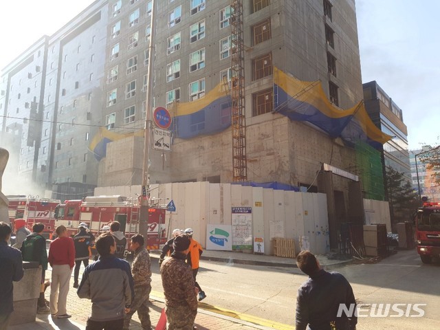 【의정부=뉴시스】이경환 기자 = 13일 오전 11시 42분께 경기 의정부시 신곡동 인근 오피스텔 신축 공사 현장에서 불이나 20여분 만에 꺼졌다. 2018.11.13.(사진=독자 제공)&nbsp; lkh@newsis.com