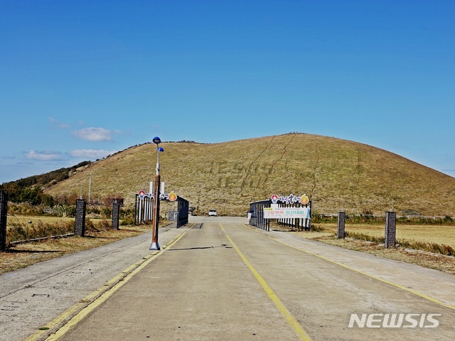 【제주=뉴시스】조수진 기자 = 제주시 애월읍 새별오름 중앙에 “JEJUS JEJU(예수 제주)”라는 문구가 눈에 띈다. 2018.11.10. (사진=독자 제공) photo@newsis.com