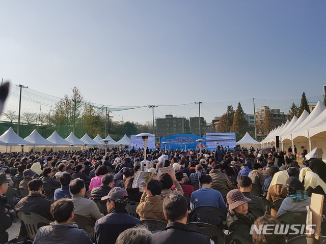 【서울=뉴시스】김가윤 기자 = 13일 서울 송파 가락동 탄천유수지 축구장에서 '가락시영아파트 주택재건축정비 사업조합 임시총회'가 열렸다. 총회는 293명 정족수 미달로 성원되지 못해 잠정 유예됐다. 2018.11.13  yoon@newsis.com