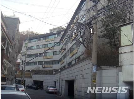 【서울=뉴시스】김가윤 기자 = 서울 서대문구 홍제동 322-87 ,-90,-136 풍진베이스타운 1층 102호가 경매에 나왔다. 2004년 6월 준공한 1개동 총 19가구 단지로, 해당 물건은 5층 건물 중 1층이다. 전용면적은 111.4㎡, 방3개, 욕실2개 계단식 구조다. 2018.11.14 (제공=지지옥션) yoon@newsis.com