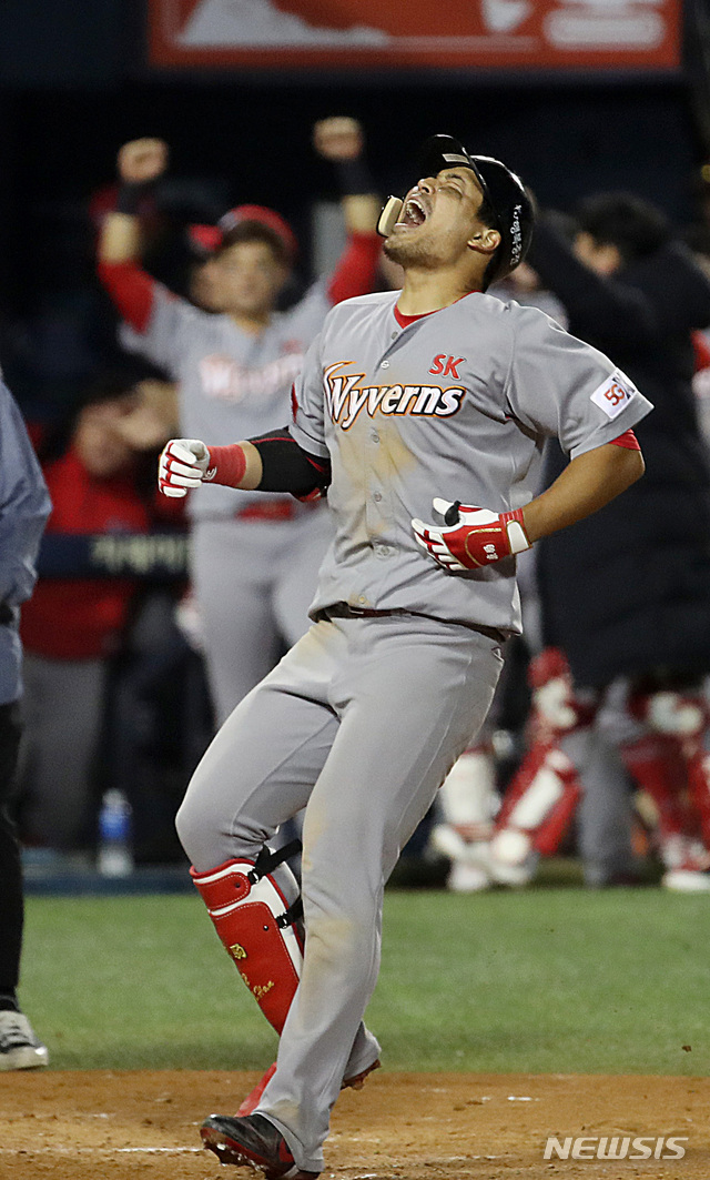 【서울=뉴시스】김진아 기자 = 12일 오후 서울 송파구 잠실야구장에서 열린 2018 프로야구 두산 베어스와 SK 와이번스의 한국시리즈 6차전 경기, 연장 13회초 SK 공격 2사 상황 2번타자 한동민이 우중간 홈런을 날리고 기뻐하고 있다. 2018.11.12. bluesoda@newsis.com