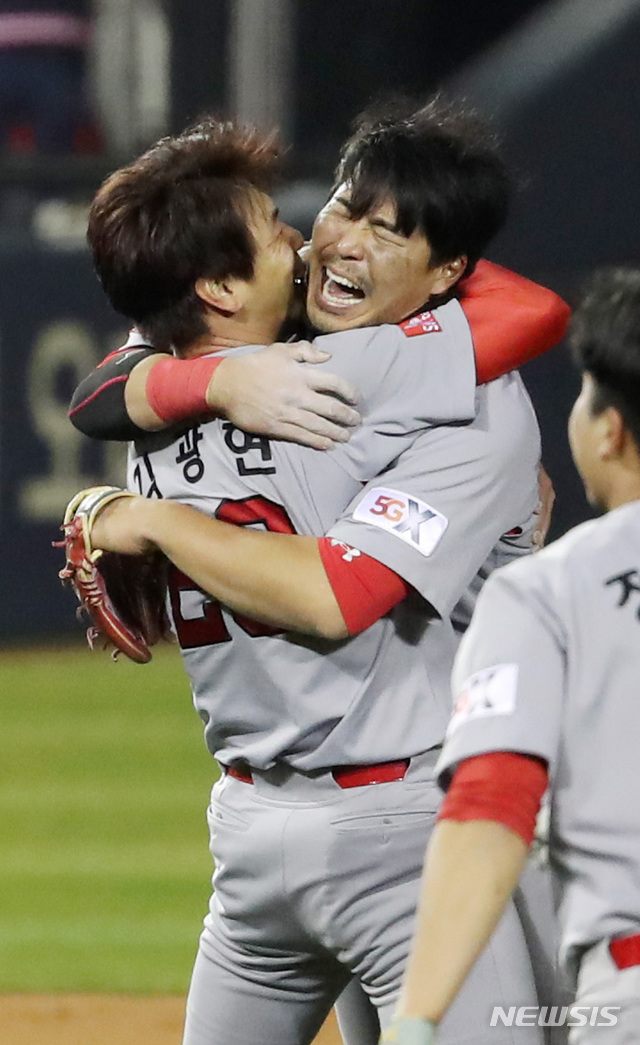 【서울=뉴시스】김진아 기자 = 12일 오후 서울 송파구 잠실야구장에서 열린 2018 프로야구 두산 베어스와 SK 와이번스의 한국시리즈 6차전 경기, 13회 연장 끝에 5대4로 승리한 SK 김광현-한동민이 포옹하고 있다. 2018.11.13. bluesoda@newsis.com