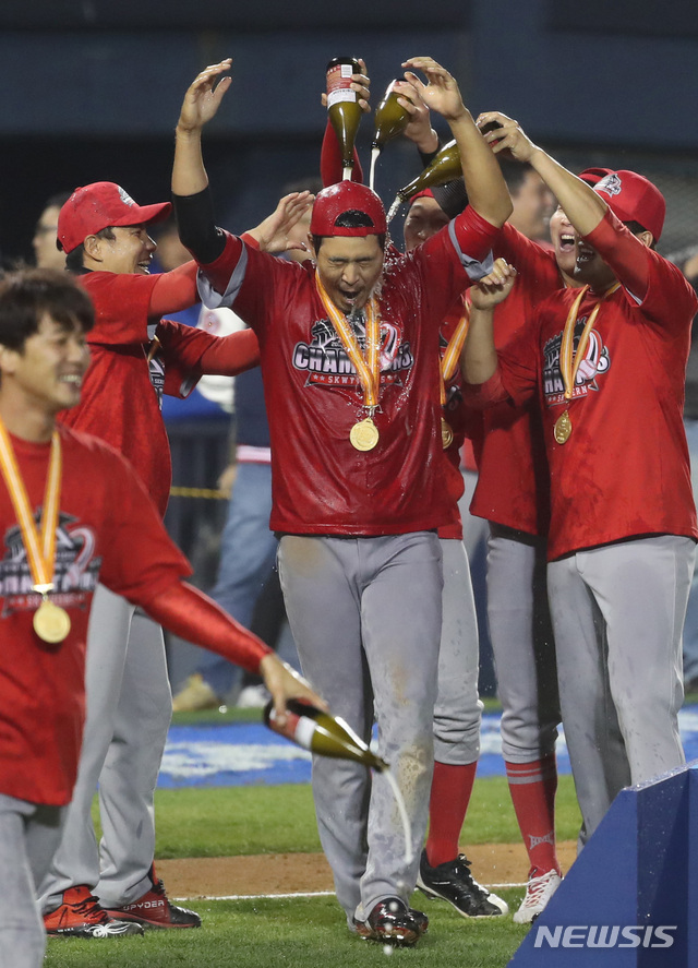 【서울=뉴시스】김진아 기자 = 12일 오후 서울 송파구 잠실야구장에서 열린 2018 프로야구 두산 베어스와 SK 와이번스의 한국시리즈 6차전 경기에서 승리, 우승을 차지한 SK 선수들이 MVP를 받은 한동민에게 축하를 하고 있다. 2018.11.13. bluesoda@newsis.com