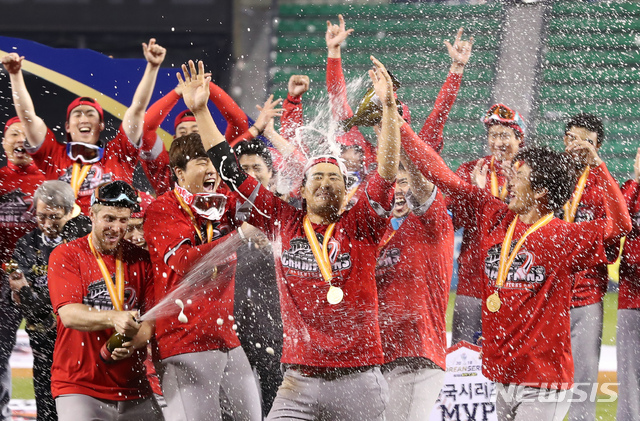 【서울=뉴시스】고승민 기자 = 12일 오후 서울 잠실야구장에서 열린 2018 KBO 한국시리즈 SK와이번스 대 두산 베어스 6차전 경기, SK가 연장 13회 접전 끝에 두산을 5대 4로 이기고 한국시리즈 우승을 차지했다. MVP 한동민이 동료들의 축하를 받고 있다. 2018.11.13.kkssmm99@newsis.com