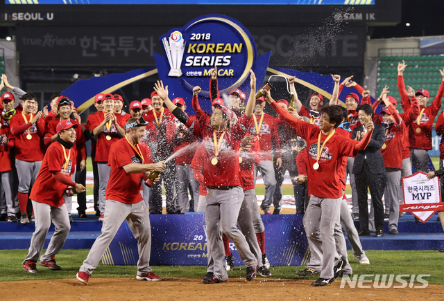 【서울=뉴시스】고승민 기자 = 12일 오후 서울 잠실야구장에서 열린 2018 KBO 한국시리즈 SK와이번스 대 두산 베어스 6차전 경기, SK가 연장 13회 접전 끝에 두산을 5대 4로 이기고 한국시리즈 우승을 차지했다. MVP 한동민이 동료들의 축하를 받고 있다. 2018.11.13.kkssmm99@newsis.com