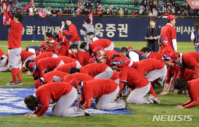 【서울=뉴시스】고승민 기자 = 12일 오후 서울 잠실야구장에서 열린 2018 KBO 한국시리즈 SK와이번스 대 두산 베어스 6차전 경기, SK가 연장 13회 접전 끝에 두산을 5대 4로 이기고 한국시리즈 우승을 차지했다. 선수들이 팬들을 향해 절하고 있다. 2018.11.13.kkssmm99@newsis.com