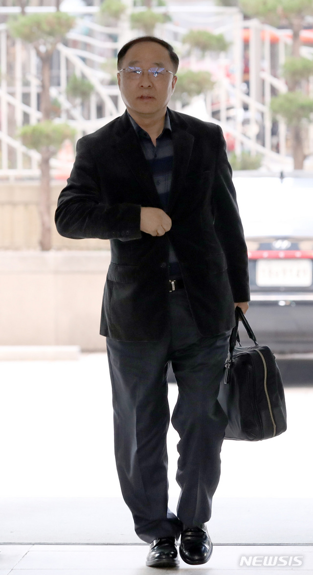 【서울=뉴시스】전진환 기자 = 홍남기 경제부총리 겸 기획재정부 장관 후보자가 13일 오전 청문회 준비 사무실이 마련된 서울 중구 예금보험공사로 출근하고 있다. 2018.11.13. amin2@newsis.com