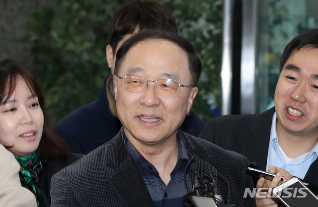 【서울=뉴시스】전진환 기자 = 홍남기 경제부총리 겸 기획재정부 장관 후보자가 13일 오전 청문회 준비 사무실이 마련된 서울 중구 예금보험공사로 출근해 기자들의 질문에 답하고 있다. 2018.11.13.&nbsp; amin2@newsis.com
