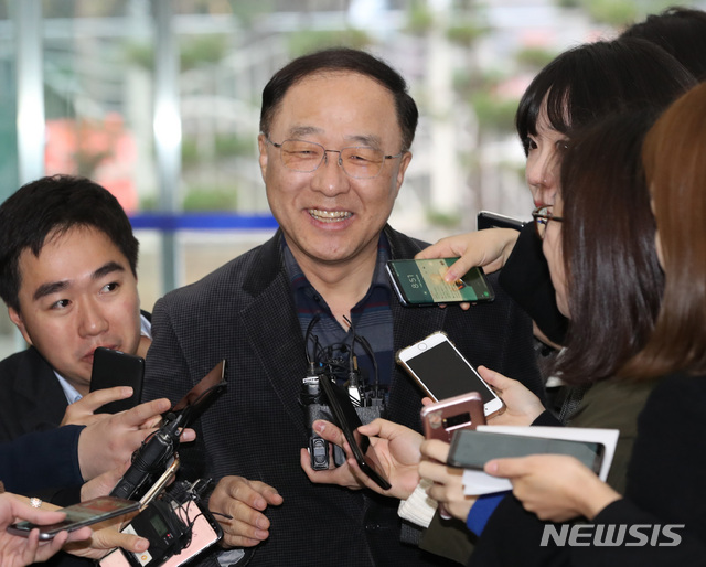 【서울=뉴시스】전진환 기자 = 홍남기 경제부총리 겸 기획재정부 장관 후보자가 13일 오전 청문회 준비 사무실이 마련된 서울 중구 예금보험공사로 출근해 기자들과 인터뷰하고 있다. 2018.11.13. amin2@newsis.com