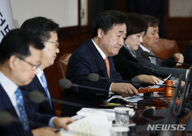 【서울=뉴시스】최동준 기자 = 이낙연 국무총리가 13일 서울 종로구 정부서울청사에서 열린 국무회의에서 의사봉을 두드리고 있다. 2018.11.13. photocdj@newsis.com