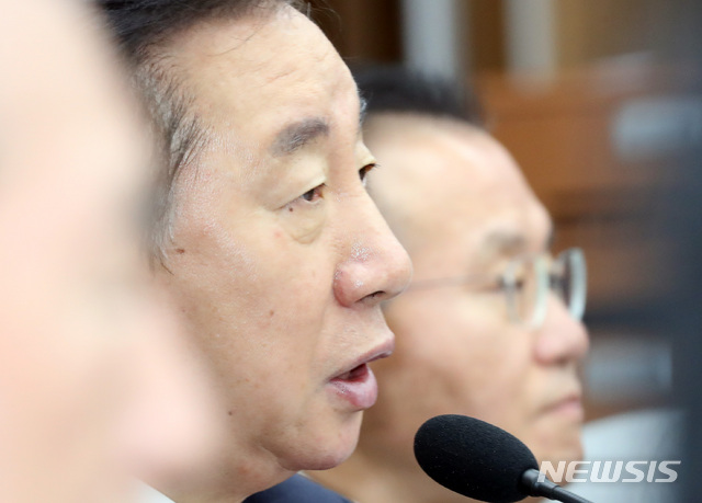 【서울=뉴시스】박영태 기자 = 13일 오전 서울 영등포구 여의도 국회에서 열린 자유한국당 원내대책회의에서 김성태 원내대표가 발언하고 있다. 2018.11.13.since1999@newsis.com