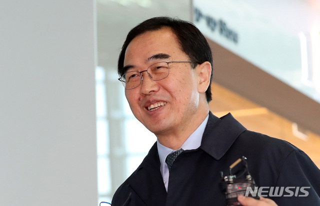 【인천공항=뉴시스】이영환 기자 = 조명균 통일부 장관이 13일 오전 인천국제공항 제2여객터미널을 통해 미국으로 출국하고 있다. 조명균 장관은 오는 17일까지 미국 뉴욕과 워싱턴 D.C.를 방문할 예정이며 마이크 폼페이오 미국 국무장관과 에드워드 로이스 미 하원 외교위원장 등 정부와 의회의 인사들을 만나는 일정을 조율 중이다. 또한 오는 15일 통일부가 주최하고, 미국 우드로윌슨센터와 경남대 산학협력단이 공동 주관하는 2018 한반도국제포럼(KGF) 미국 세미나 '한반도 평화와 한·미관계'에 참석해 기조연설과 질의응답을 진행할 예정이다. 2018.11.13.&nbsp; 20hwan@newsis.com