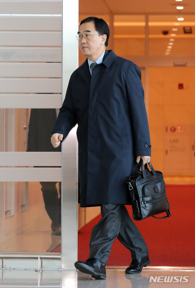 【인천공항=뉴시스】이영환 기자 = 조명균 통일부 장관이 13일 오전 인천국제공항 제2여객터미널을 통해 미국으로 출국하고 있다.조명균 장관은 오는 17일까지 미국 뉴욕과 워싱턴 D.C.를 방문할 예정이며 마이크 폼페이오 미국 국무장관과 에드워드 로이스 미 하원 외교위원장 등 정부와 의회의 인사들을 만나는 일정을 조율 중이다.또한 오는 15일 통일부가 주최하고, 미국 우드로윌슨센터와 경남대 산학협력단이 공동 주관하는 2018 한반도국제포럼(KGF) 미국 세미나 '한반도 평화와 한·미관계'에 참석해 기조연설과 질의응답을 진행할 예정이다. 2018.11.13. 20hwan@newsis.com