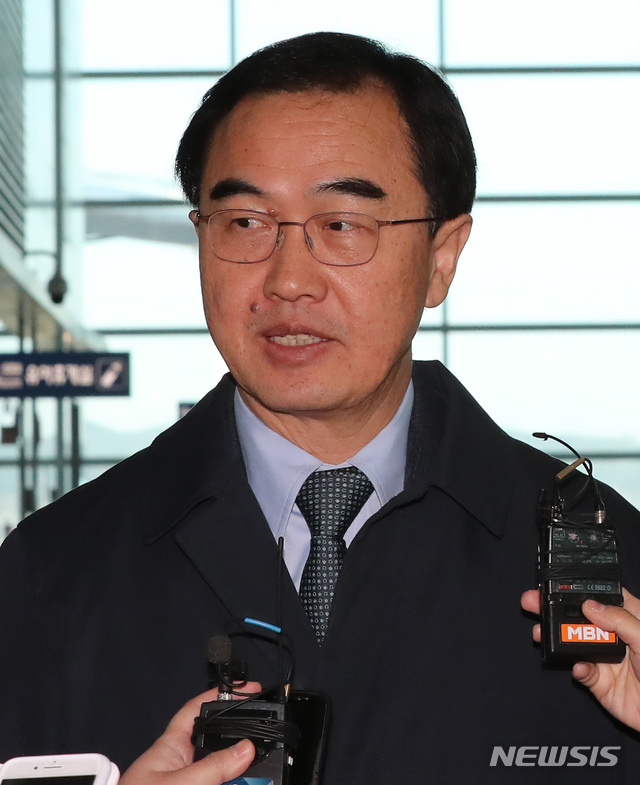 【인천공항=뉴시스】이영환 기자 = 조명균 통일부 장관이 13일 오전 인천국제공항 제2여객터미널을 통해 미국으로 출국하며 취재진의 질문에 답하고 있다. 조명균 장관은 오는 17일까지 미국 뉴욕과 워싱턴 D.C.를 방문할 예정이며 마이크 폼페이오 미국 국무장관과 에드워드 로이스 미 하원 외교위원장 등 정부와 의회의 인사들을 만나는 일정을 조율 중이다. 또한 오는 15일 통일부가 주최하고, 미국 우드로윌슨센터와 경남대 산학협력단이 공동 주관하는 2018 한반도국제포럼(KGF) 미국 세미나 '한반도 평화와 한·미관계'에 참석해 기조연설과 질의응답을 진행할 예정이다. 2018.11.13.&nbsp; 20hwan@newsis.com