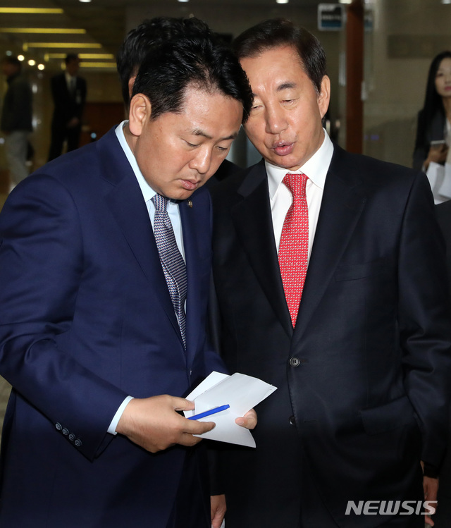 【서울=뉴시스】박영태 기자 = 김성태 자유한국당 원내대표와 김관영 바른미래당 원내대표가 13일 오전 서울 영등포구 여의도 국회 정론관에서 기자회견을 하기 전 기자회견 내용에 대해서 의견을 나누고 있다. 2018.11.13. since1999@newsis.com
