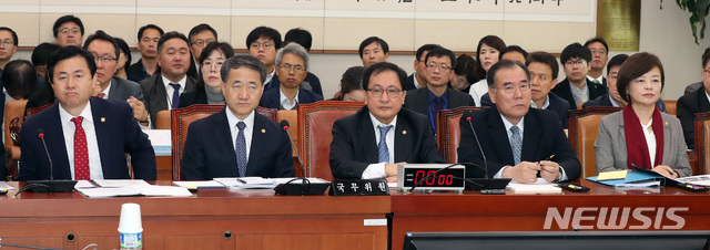 【서울=뉴시스】박영태 기자 = 13일 오전 서울 영등포구 여의도 국회에서 열린 법제사법위원회 제7차 전체회의에 국무위원들이 참석해 자리에 앉아 있다. 왼쪽부터 김영춘 해양수산부 장관, 박능후 보건복지부 장관, 유영민 과학기술정보통신부 장관, 이개호 농림축산식품부 장관, 진선미 여성가족부 장관. 2018.11.13.since1999@newsis.com