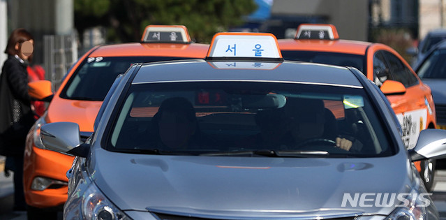 【서울=뉴시스】추상철 기자 = 서울시가 시의회에 택시 기본요금을 기존 3000원에서 3800원으로 올리는 방안을 제출할 것으로 알려졌다. 13일 오전 서울 용산구 서울역에서 택시가 승객을 태우고 있다. 2018.11.13. scchoo@newsis.com
