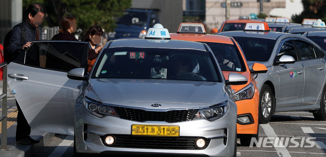 【서울=뉴시스】추상철 기자 = 서울시가 시의회에 택시 기본요금을 기존 3000원에서 3800원으로 올리는 방안을 제출할 것으로 알려졌다. 지난 13일 오전 서울 용산구 서울역에서 택시가 승객을 태우고 있다. 2018.11.13. scchoo@newsis.com(뉴시스DB)