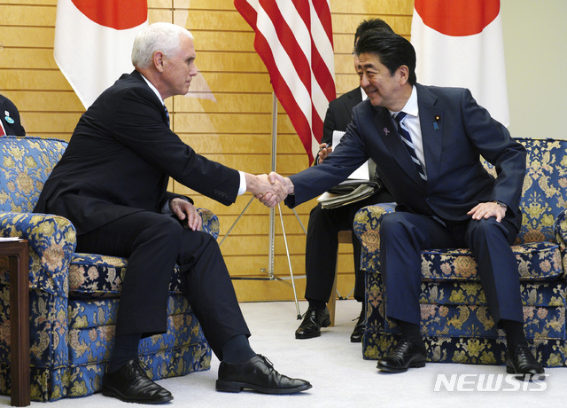 【도쿄=AP/뉴시스】마이크 펜스 미국 부통령이 13일 일본 도쿄에서 아베 신조 총리와 악수하고 있다. 2018.11.13&nbsp; 