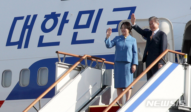 【성남=뉴시스】박진희 기자 = 아세안 및 APEC 정상회의 참석 차 싱가포르·파푸아뉴기니를 방문하는 문재인 대통령과 부인 김정숙 여사가 13일 경기도 성남 서울공항에서 공군 1호기 탑승 전 손 흔들어 인사하고 있다. 2018.11.13. pak7130@newsis.com