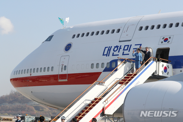 【성남=뉴시스】박진희 기자 = 아세안 및 APEC 정상회의 참석 차 싱가포르·파푸아뉴기니를 방문하는 문재인 대통령과 부인 김정숙 여사가 지난달 13일 경기도 성남 서울공항에서 공군 1호기 탑승 전 손 흔들어 인사하고 있다. 2018.11.13. pak7130@newsis.com
