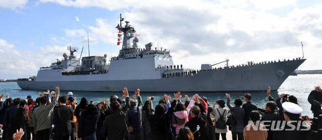【부산=뉴시스】 하경민 기자 = 13일 부산 남구 해군작전사령부 부산작전기지 부두에서 청해부대 28진 '최영함'(DDH-Ⅱ·4400t급)이 가족과 동료 장병들의 환송을 받으며 출항하고 있다.&nbsp; 청해부대 28진은 UDT·SEAL 검문검색대 요원과 해상작전헬기(Lynx), 경계·지원대 등 부대원 300여 명으로 구성됐으며, 해적에게 피랍된 삼호쥬얼리호 구출작전인 '아덴만 여명작전'의 주역인 최영함은 6·14·20·23진에 이어 내년 5월까지 5번째 파병임무를 수행한다. 2018.11.13.&nbsp; yulnetphoto@newsis.com