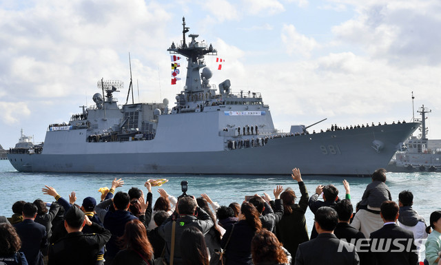 【부산=뉴시스】 하경민 기자 = 13일 부산 남구 해군작전사령부 부산작전기지 부두에서 청해부대 28진 '최영함'(DDH-Ⅱ·4400t급)이 가족과 동료 장병들의 환송을 받으며 출항하고 있다.&nbsp; 청해부대 28진은 UDT·SEAL 검문검색대 요원과 해상작전헬기(Lynx), 경계·지원대 등 부대원 300여 명으로 구성됐으며, 해적에게 피랍된 삼호쥬얼리호 구출작전인 '아덴만 여명작전'의 주역인 최영함은 6·14·20·23진에 이어 내년 5월까지 5번째 파병임무를 수행한다. 2018.11.13. yulnetphoto@newsis.com