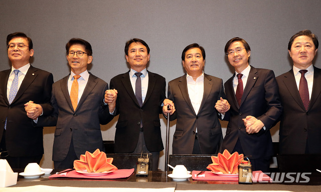 【서울=뉴시스】이종철 기자&nbsp; = 13일 서울 여의도 켄싱턴호텔에서 열린 자유한국당 우파재건회의에 참석한 왼쪽부터 정우택 의원, 김문수 전지사, 김진태.심재철.조경태.유기준 의원등 6명이 손을 맞잡고 있다. 2018.11.13.jc4321@newsis.com