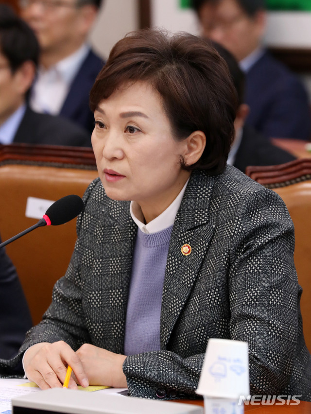 【서울=뉴시스】홍효식 기자 = 13일 오전 서울 여의도 국회 본청 국토교통위원회 회의실에서 열린 전체회의에서 김현미 국토부 장관이 의원들 질의에 답하고 있다. 2018.11.13. yesphoto@newsis.com