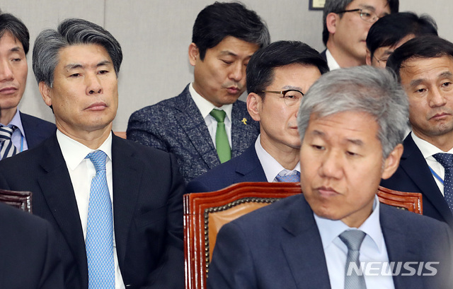 【서울=뉴시스】이종철 기자&nbsp; = 13일 서울 여의도 국회에서 열린 운영위원회 전체회의 청와대 비서실, 국가안보실 예산안 심의에 출석한 김수현 청와대 정책실장 뒤로 윤종원 경제수석이 심각한 표정으로 앉아 있다. 2018.11.13.jc4321@newsis.com