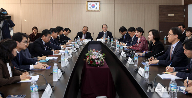 【서울=뉴시스】추상철 기자 = 유은혜(오른쪽 세번째) 사회부총리 겸 교육부장관이 13일 오후 서울 영등포구 여의도 교육시설재난공제회관에서 열린 '제3차 유아교육 공공성 강화 추진단' 회의에 참석해 모두발언을 하고 있다. 2018.11.13. scchoo@newsis.com