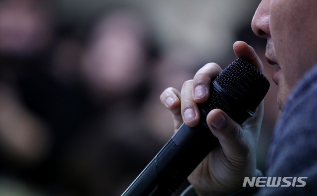 【서울=뉴시스】 김진아 기자 = 양진호 사건'의 공익신고자 A씨가 13일 오후 서울 중구 한국탐사저널리즘센터 뉴스타파에서 열린 뉴스타파-셜록-프레시안 공동 주최 기자간담회에서 발언하고 있다. 2018.11.13. bluesoda@newsis.com