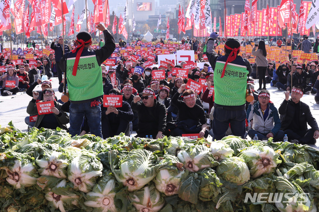 【서울=뉴시스】고승민 기자 = 한국마트협회와 한국중소상인자영업자총연합회 등 상인단체로 구성된 불공정 카드수수료 차별철폐 전국투쟁본부 회원들이 13일 오후 서울 광화문광장 북측광장에서 '불공정 카드수수료 차별철폐 1차 자영업 총궐기대회'를 열고 있다. 2018.11.13.kkssmm99@newsis.com