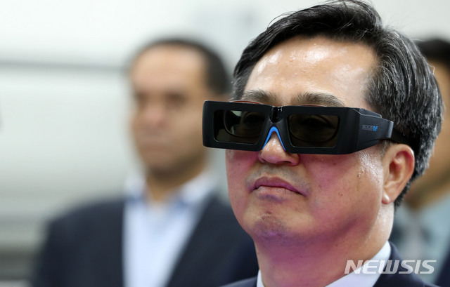 【서울=뉴시스】박주성 기자 = 김동연 경제부총리 겸 기획재정부 장관이 13일 오후 서울 광진구 건국대학교 창업공간인 스마트 팩토리를 방문해 3D안경을 쓰고 영상을 보고 있다. 2018.11.13.&nbsp; park7691@newsis.com