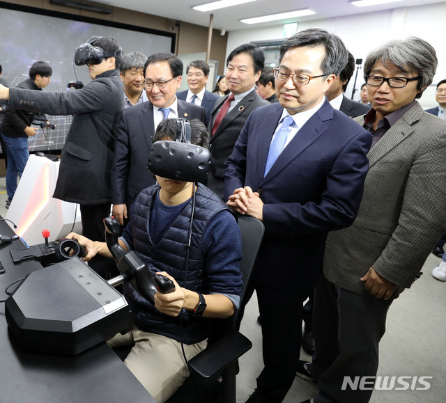 【서울=뉴시스】박주성 기자 = 김동연(오른쪽 두번째) 경제부총리 겸 기획재정부 장관과 홍종학 중소벤처기업부 장관, 유영민 과학기술정보통신부 장관이 13일 오후 서울 광진구 건국대학교 창업공간인 스마트 팩토리를 방문해 VR 시연을 보고 있다. 2018.11.13. park7691@newsis.com