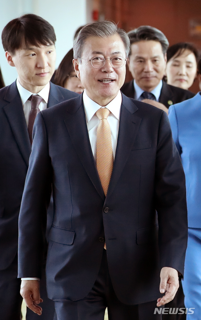 【싱가포르=뉴시스】박진희 기자 = 문재인 대통령이 13일 싱가포르 창이국제공항에 도착하고 있다. 2018.11.13.&nbsp; pak7130@newsis.com