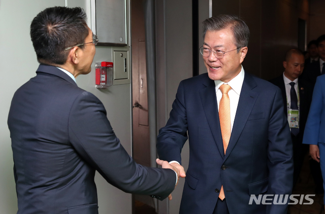 【싱가포르=뉴시스】박진희 기자 = 문재인 대통령이 13일 싱가포르 창이국제공항에 도착해 말리키오스만 싱가포르 외교 및 국방담당 선임국무장관과 악수하고 있다. 2018.11.13.&nbsp; pak7130@newsis.com
