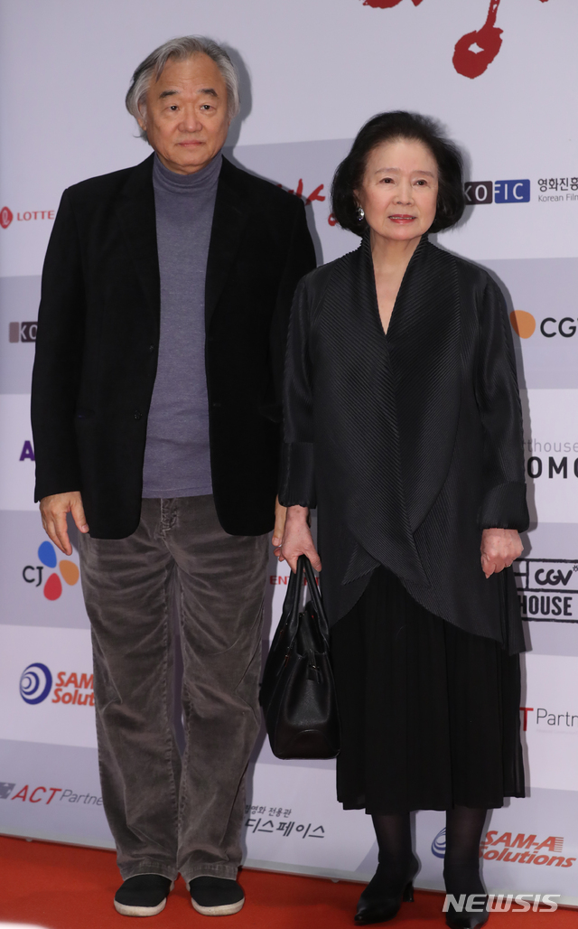 【서울=뉴시스】조수정 기자 = 한국영화평론가협회 주최 제38회 영평상 시상식이 열린 13일 오후 서울 중구 프레스센터에서 공로영화인상 수상자인 배우 윤정희와 남편인 피아니스트 백건우가 함께 입장하고 있다. 2018.11.13. chocrystal@newsis.com